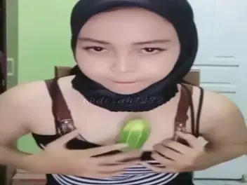 Cewek Jilbab Cantik Live Colmek Pakai Timun Gede HD