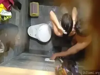 Ngintip Pasangan Mandi Bareng Memek Dicocol Sabun Sampe Becek